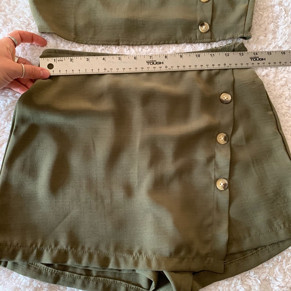 2 piece set - Olive green buttoned crop top skort - Picture 7 of 10